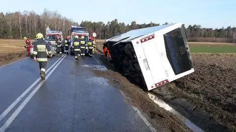 Autobus zsunął się do rowu