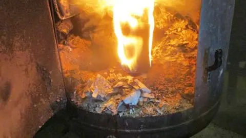 W piecu na terenie warsztatu samochodowego spalano zużyte filtry