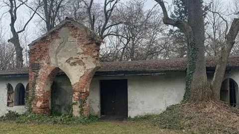 Zabytkowy spichlerz popada w ruinę. Konserwator nakazał przeprowadzenie pilnych prac