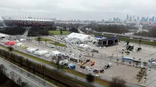 Przygotowania do 32. Finału WOŚP na błoniach Stadionu Narodowego