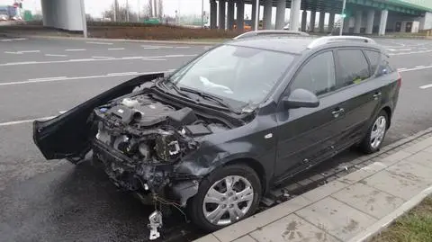 Skoda na boku, kierowca w szpitalu. Zderzenie na Bielanach