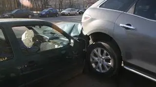 Po kolizji uszkodzone zostały samochody stojące na parkingu