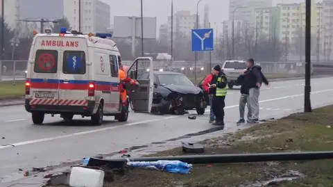 Wpadł w poślizg, uderzył w latarnię. Trasa Łazienkowska stanęła