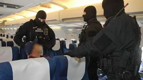 48-latek uderzył żonę w twarz i zaczepiał pasażerów. Samolot leciał do Gruzji, wylądował w Warszawie