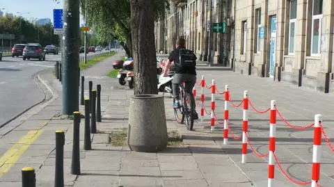 Wspólnota mieszkaniowa odgrodziła chodnik od ścieżki rowerowej