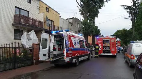 Pożar w kamienicy we Włochach. "Ciężko poparzony mężczyzna"