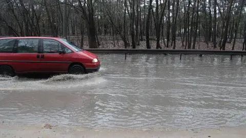 Patriotów zalana. Kierowcy brną przez wielką wodę