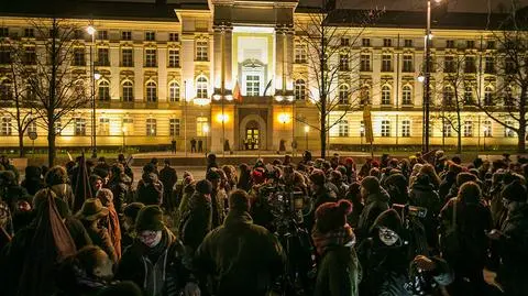 Razem przed kancelarią premiera. Wspólnie czytali Konstytucję RP