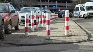 Słupki chronią chodnik przed nielegalnym parkowaniem