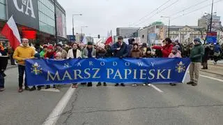 Marsz papieski idzie ulicami stolicy