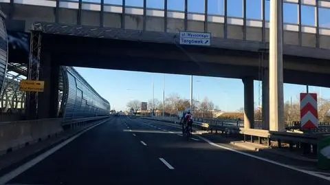 Rowerzyści na trasie S8. Obok jest ścieżka rowerowa 