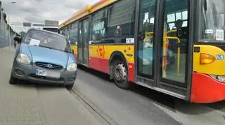 Od dwóch tygodni auto zalega przy ruchliwej ulicy 