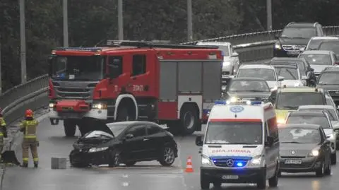 Jechał za szybko, uderzył w barierki na Wisłostradzie