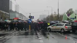 Protestujący przechodzą przez centrum