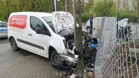 Auta po zderzeniu wpadły na przejście dla pieszych