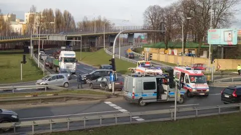 Zderzenie na Wale Miedzeszyńskim. Ranne trzy osoby, w tym dwoje dzieci