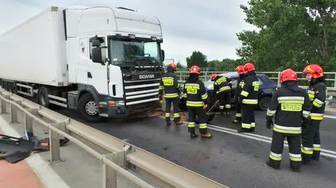 Najpierw kolizja ciężarówki. Potem na zamknięty wiadukt chciał wjechać nietrzeźwy kierowca