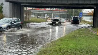 Zalana jezdnia Płochocińskiej