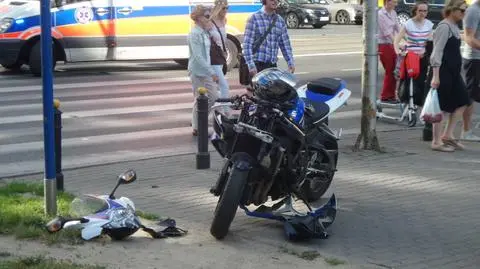 Zderzenie dwóch aut i motocykla w centrum