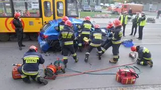 Wypadek na Woli. Samochód zderzył się z tramwajem