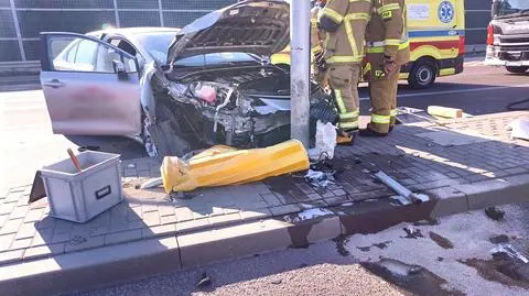 Uderzył w inne auto, później w słup. "Kierowca zasłabł" 