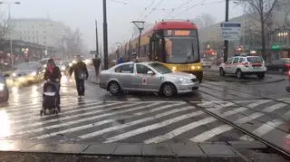 Zderzenie tramwaju z taksówką