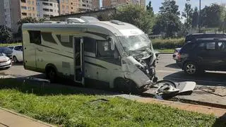 Zderzenie kampera z autobusem miejskim