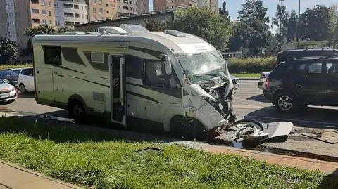 Zderzenie kampera z autobusem miejskim