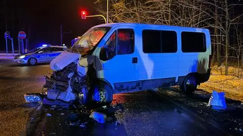 Ich samochód zjechał na przeciwległy pas i zderzył się z drugim autem. Policja ustala, kto kierował