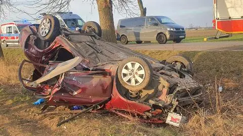 "Zjechał z drogi i uderzył w drzewo". Auto na dachu, kierowca zmarł w szpitalu