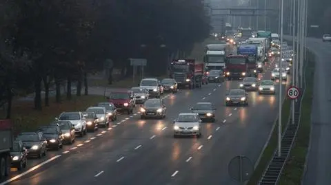 Sznur aut na Wisłostradzie. Zakorkowały dojazd do mostu Grota 