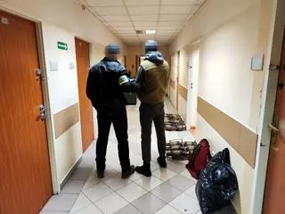 Policjanci znaleźli w jego aucie 10 katalizatorów