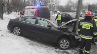 Audi uderzyło w latarnię