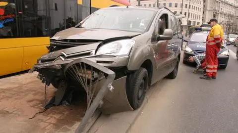 Pijany wjechał w przystanek tramwajowy