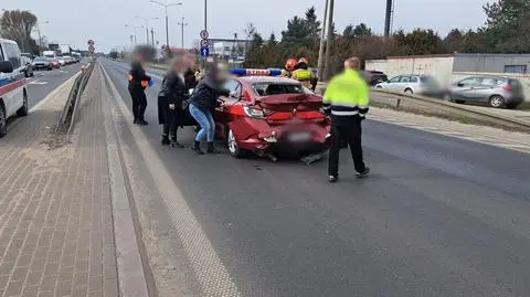 Ciężarówka uderzyła w auto strażaków