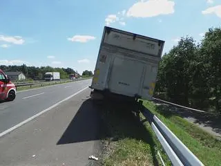 Ciężarówka wjechała w auto drogowców