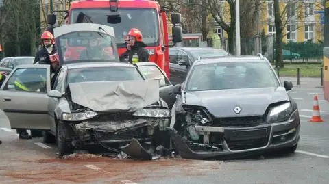 Rozbite auta na skrzyżowaniu. Utrudnienia na Bitwy Warszawskiej