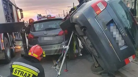 Po kolizji auto wylądowało na boku