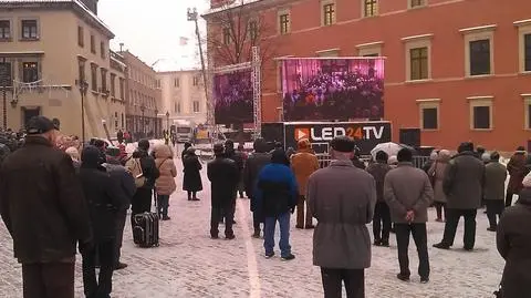 Archikatedra zamknięta w czasie pogrzebu. Dla wiernych telebimy