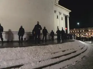 Policja przy kościele na placu Trzech Krzyży