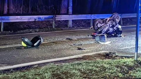 Zderzenie motocykla i auta osobowego. Kierowca jednośladu pijany, pasażerka trafiła do szpitala