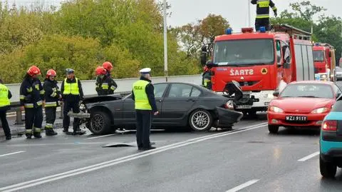 Wypadek na moście Gdańskim. Kierowca BMW trafił do szpitala 