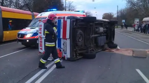 Przewrócona karetka zablokowała aleję Waszyngtona