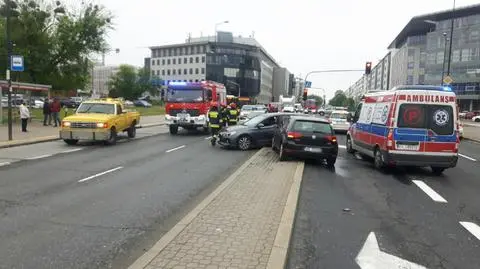 Zderzenie na Powązkowskiej. Auta utknęły między jezdniami