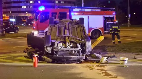 Auto osobowe dachowało po zderzeniu ze śmieciarką