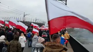 Uczestnicy marszu narodowców na moście Poniatowskiego 