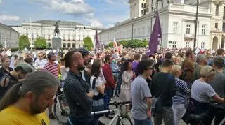 Protest Partii Razem przed Pałacem Prezydenckim