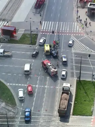 Zderzenie z udziałem karetki na rondzie Daszyńskiego 