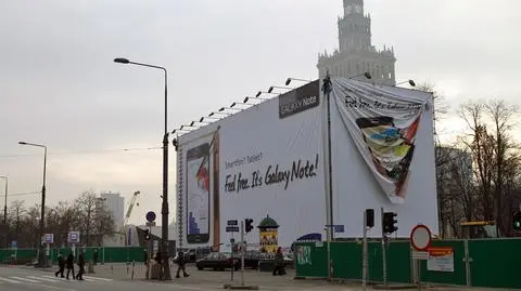 Gigantyczna reklama znów zasłania PKiN