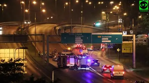 Uderzył w tył pojazdu służby drogowej. Pierwszej pomocy udzielił mu strażak po służbie